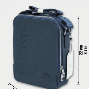 Sac Bandoulière Homme Lacoste – Crossbody Toile Marine Logo Embossé, Double Zip, 22 × 17 × 7 cm