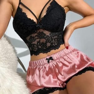 Lingerie de Nuit 2 Pièces – Caraco en Dentelle Noire et Short en Satin Rose Poudré