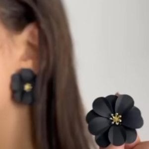 Boucles d'Oreilles Puces Fleurs Noires Mat – Cœur Doré Élégant