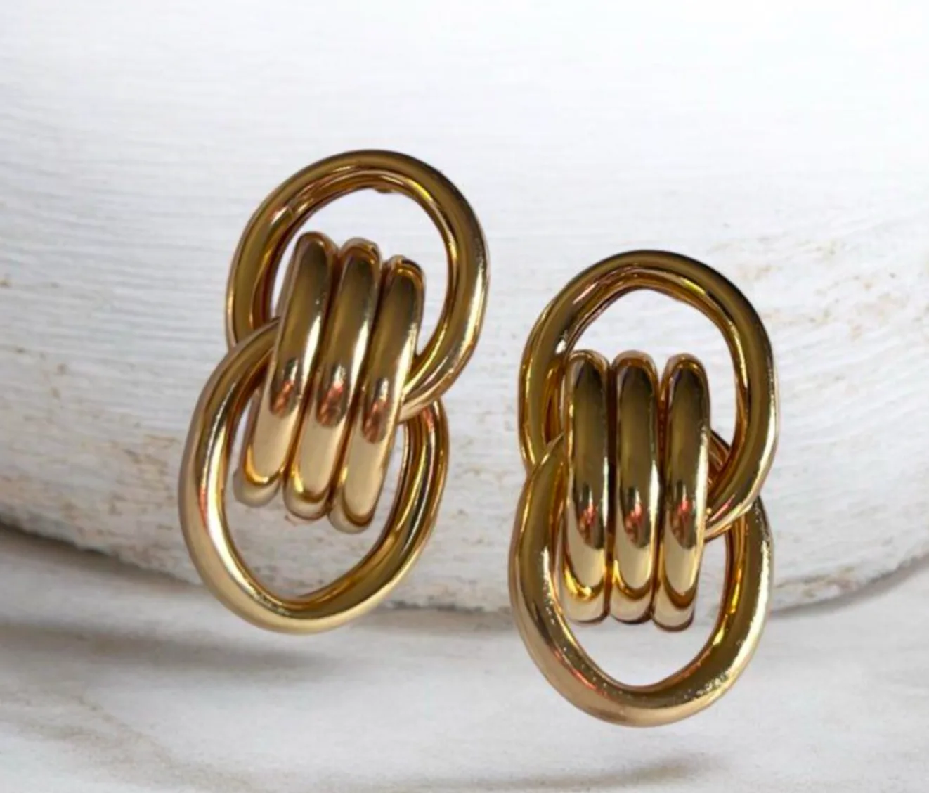 Boucles d'Oreilles Pendantes à Anneaux Entrelacés Dorés – Style Vintage Chic – Image 2